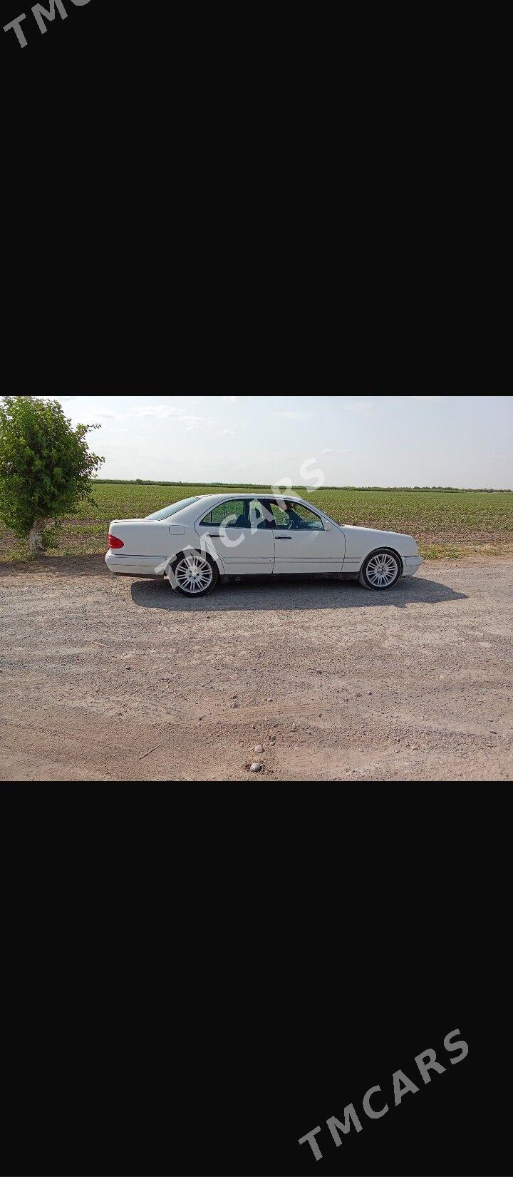 Mercedes-Benz E320 1996 - 58 000 TMT - Çärjew - img 4