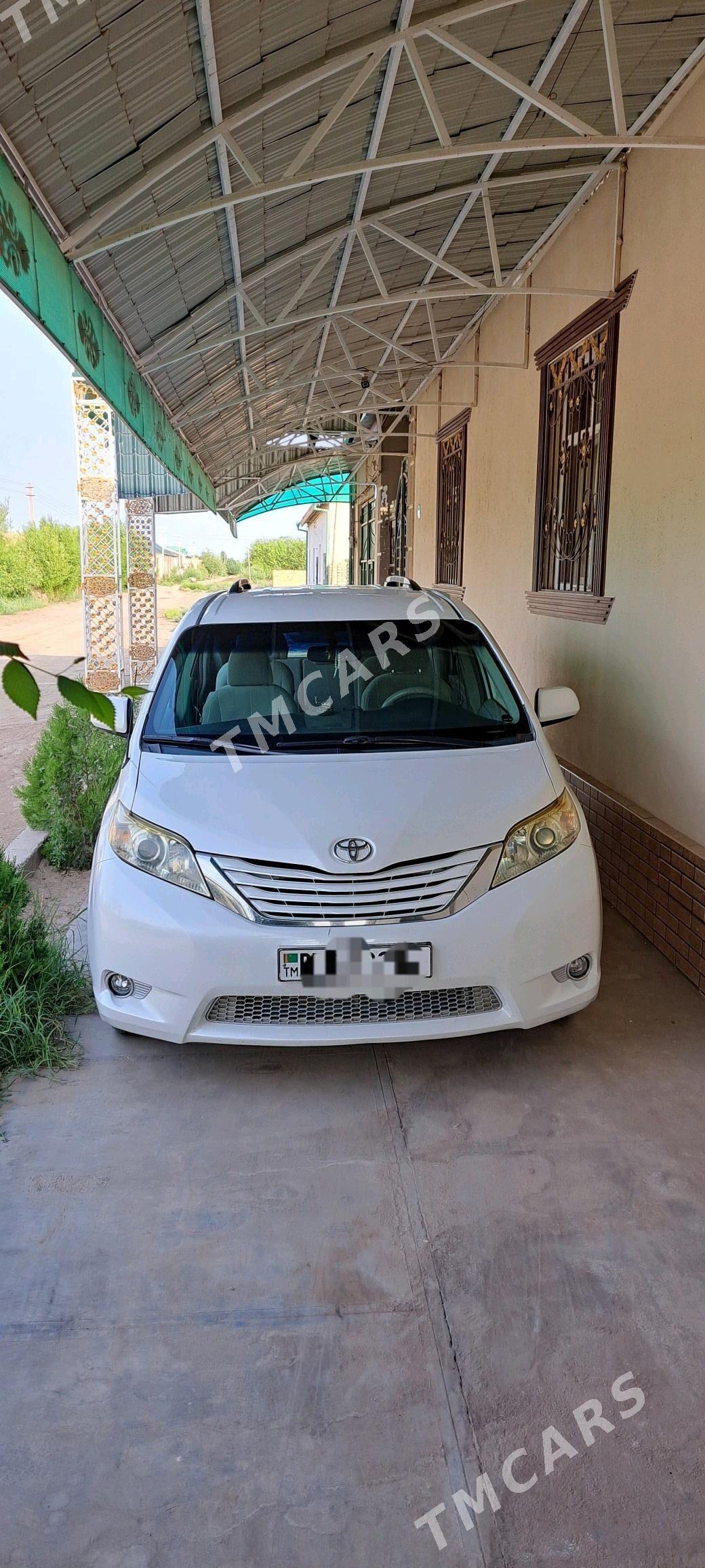 Toyota Sienna 2011 - 275 000 TMT - Дашогуз - img 3