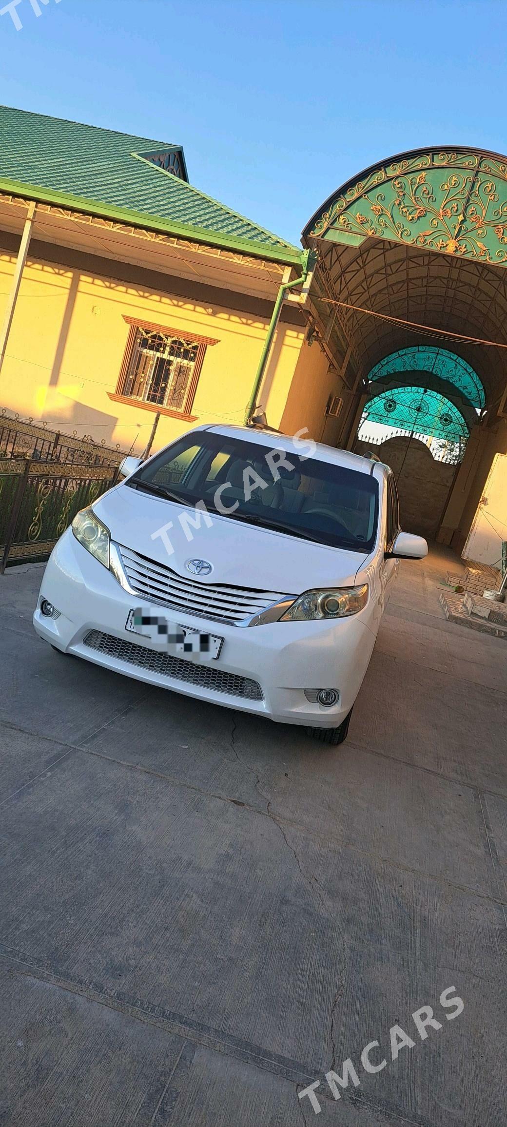 Toyota Sienna 2011 - 275 000 TMT - Дашогуз - img 2