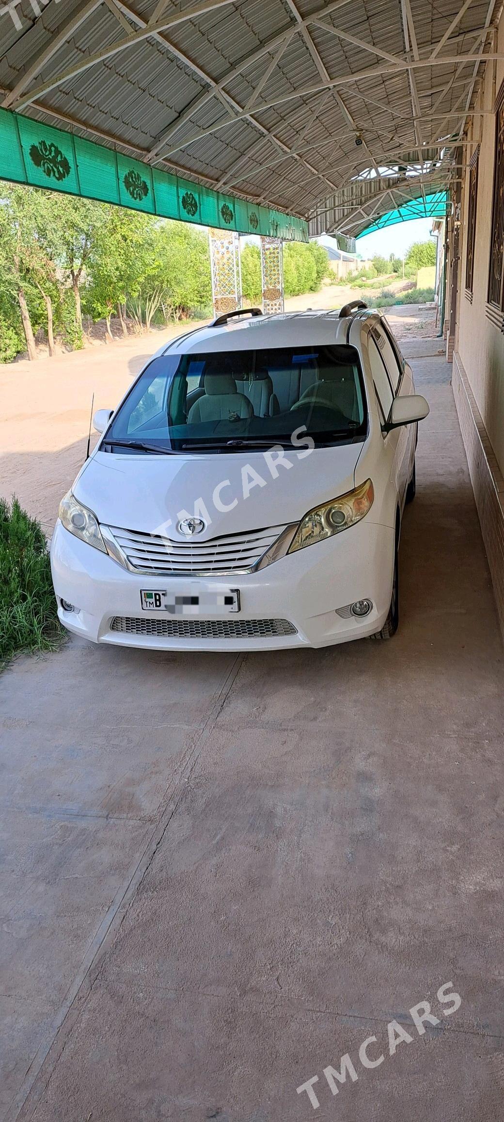 Toyota Sienna 2011 - 275 000 TMT - Дашогуз - img 5