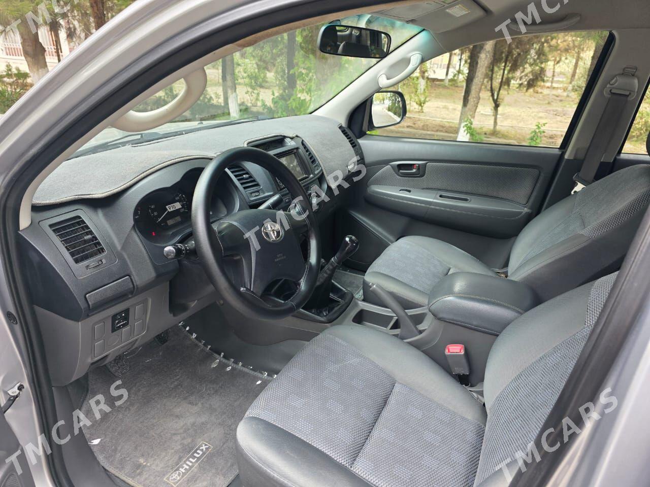 Toyota Hilux 2015 - 430 000 TMT - Мары - img 6