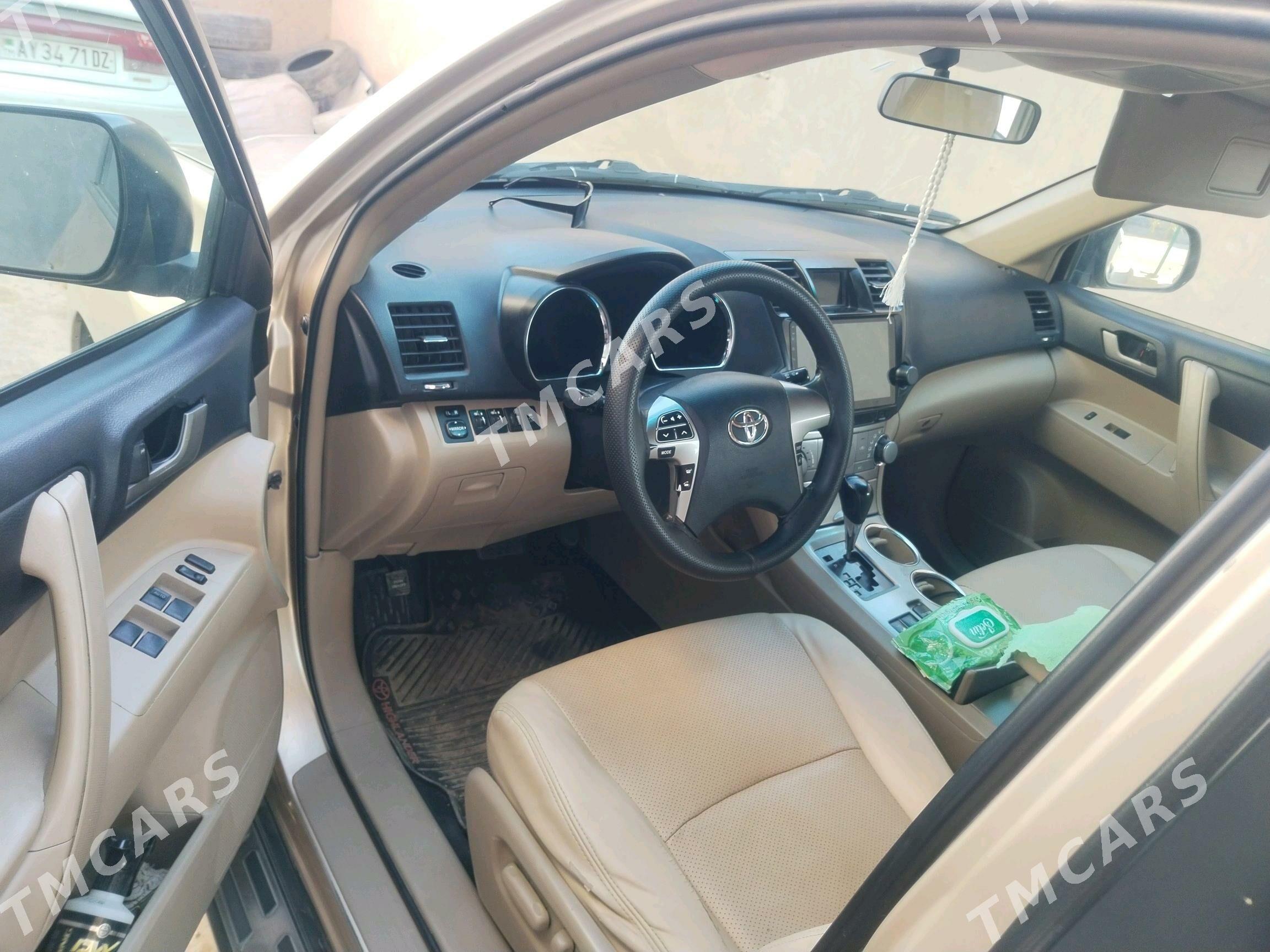 Toyota Highlander 2010 - 320 000 TMT - Гурбансолтан Едже - img 7