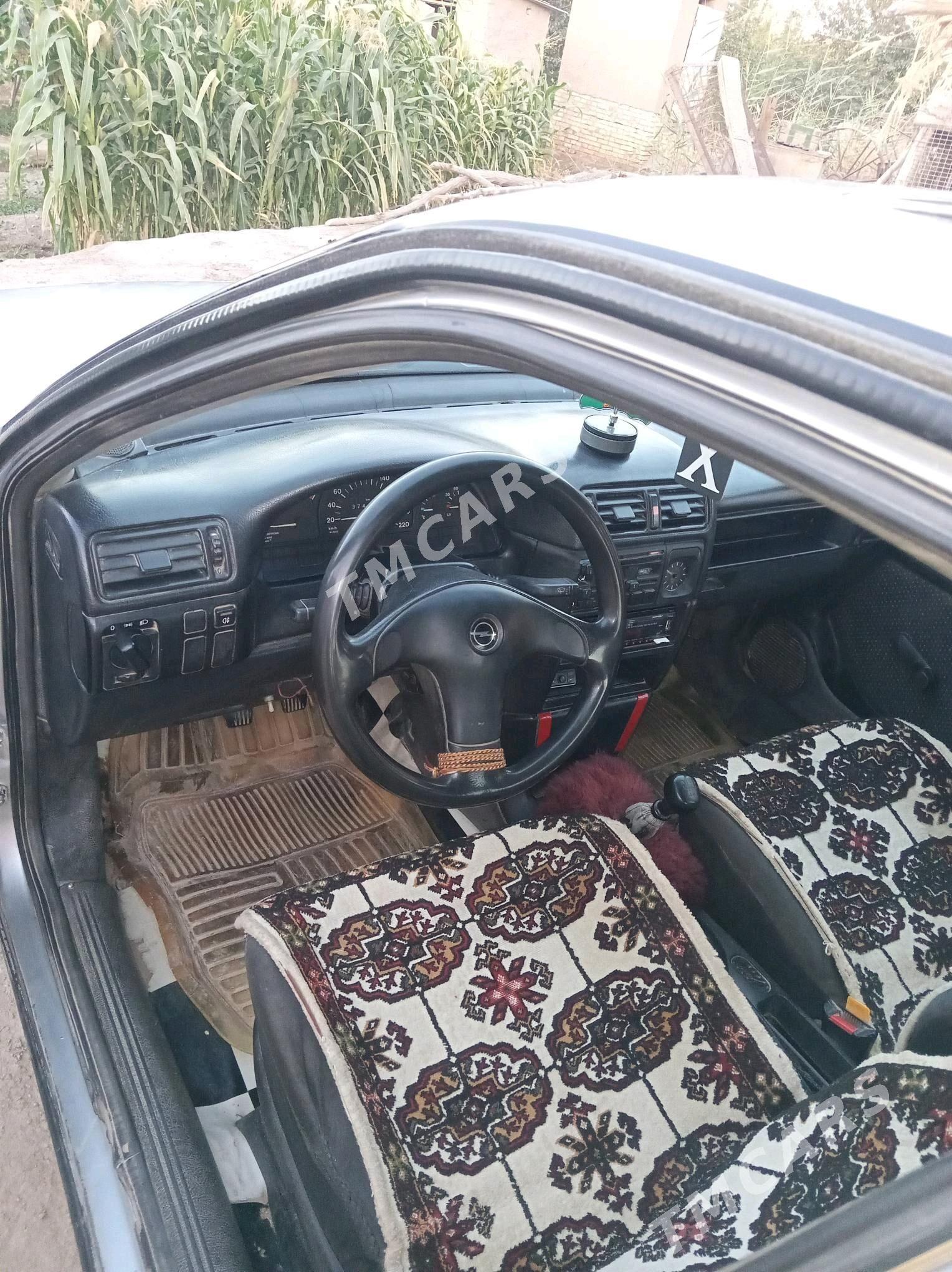 Opel Vectra 1993 - 35 000 TMT - Гурбансолтан Едже - img 2