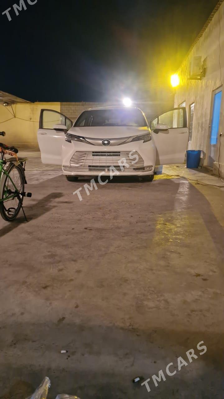 Toyota Sienna 2022 - 369 000 TMT - Ашхабад - img 2