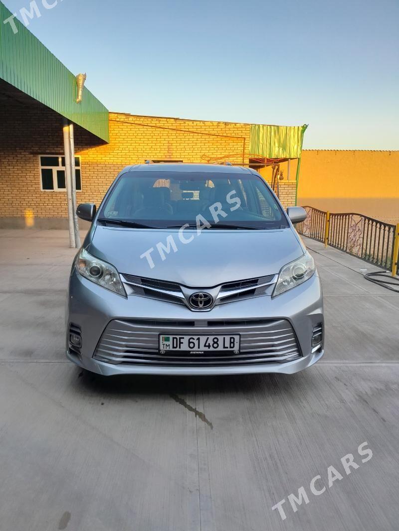 Toyota Sienna 2018 - 405 000 TMT - Халач - img 4