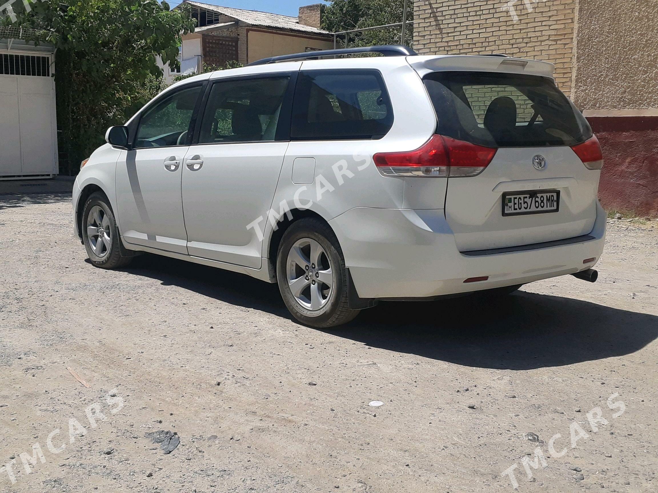 Toyota Sienna 2010 - 265 000 TMT - Мары - img 2