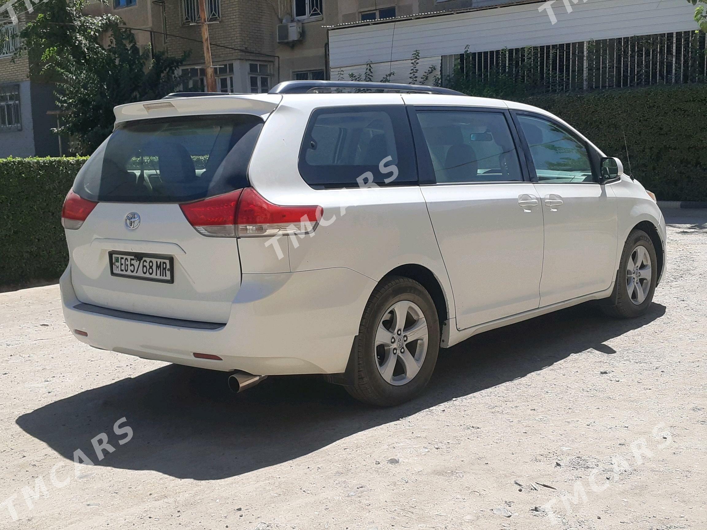 Toyota Sienna 2010 - 265 000 TMT - Мары - img 7