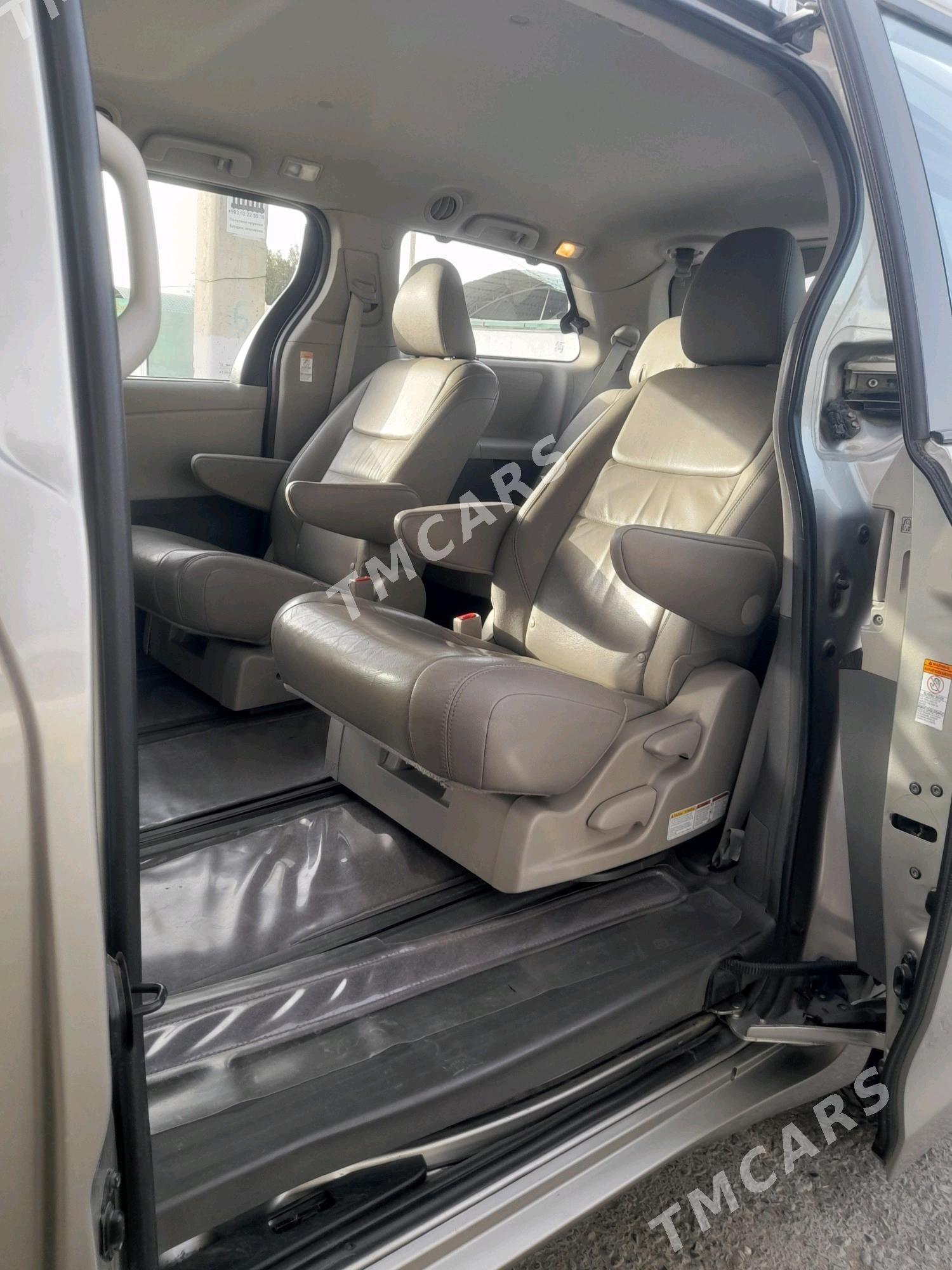 Toyota Sienna 2017 - 365 000 TMT - Гёкдепе - img 2