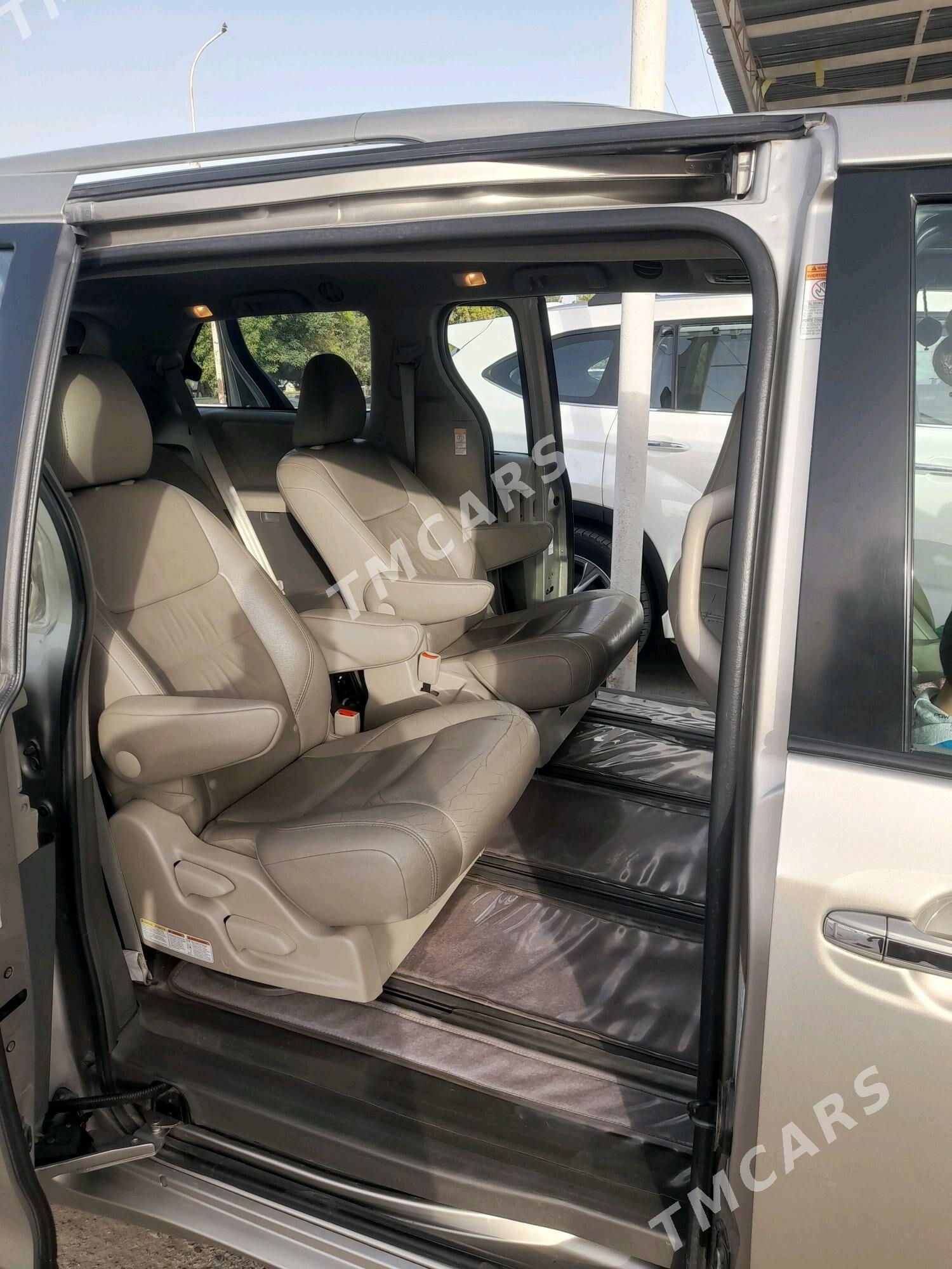 Toyota Sienna 2017 - 365 000 TMT - Гёкдепе - img 5