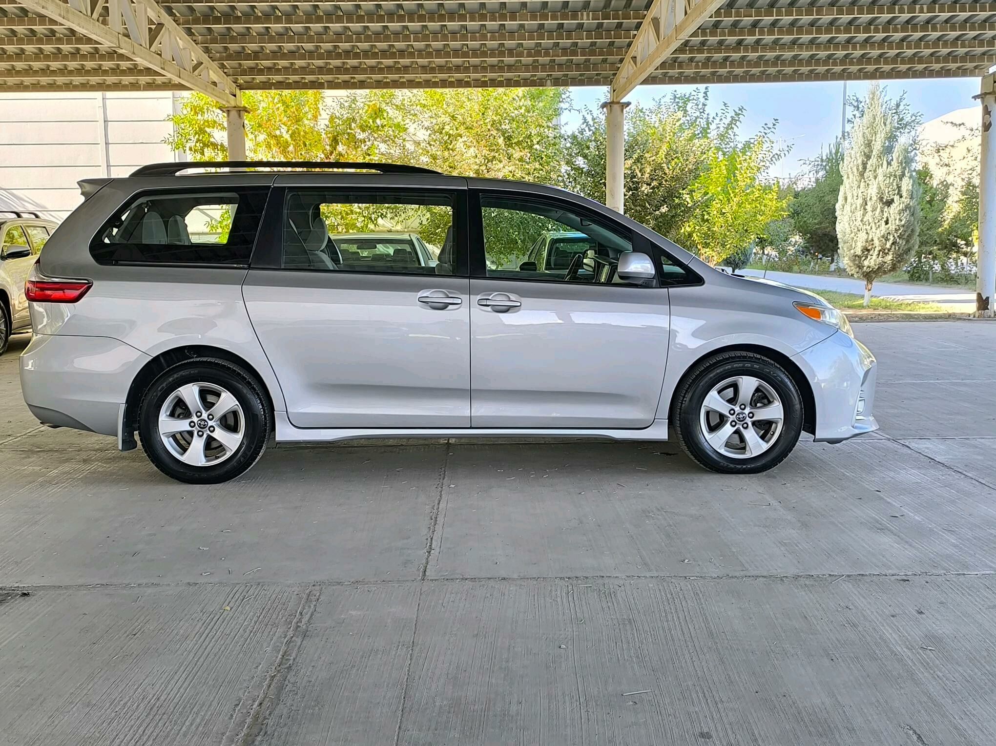 Toyota Sienna 2018 - 365 000 TMT - Türkmenabat - img 3