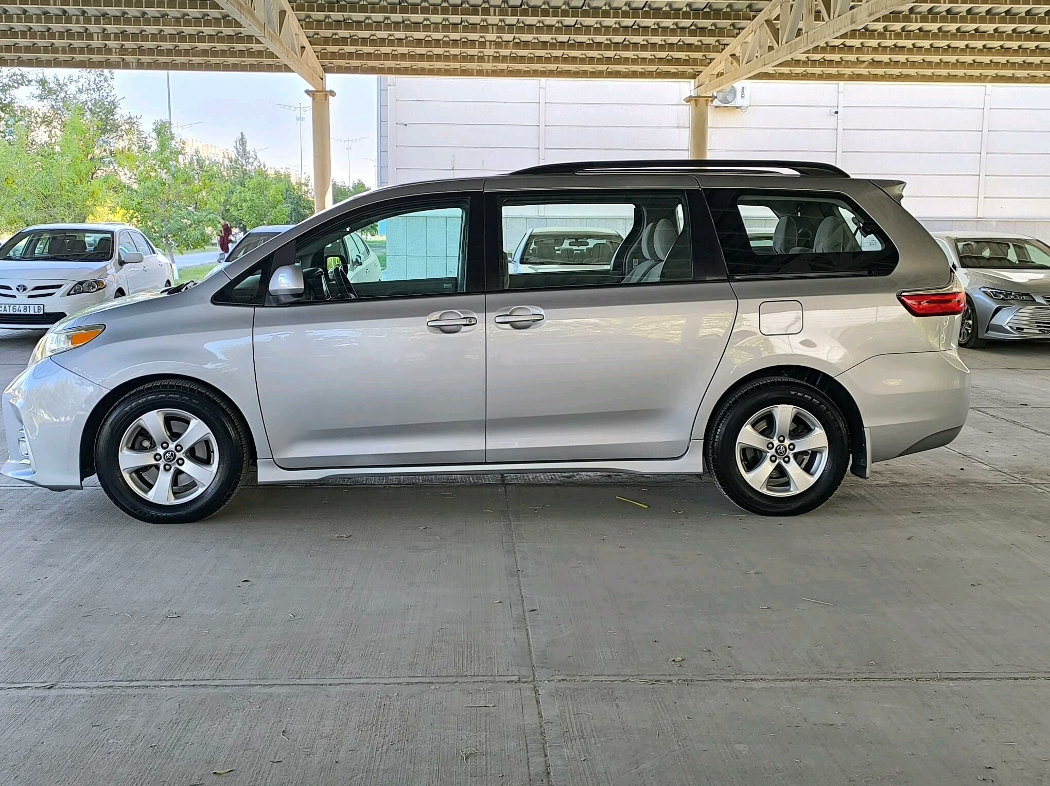 Toyota Sienna 2018 - 365 000 TMT - Türkmenabat - img 4