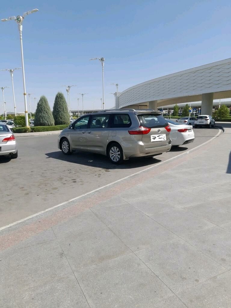 Toyota Sienna 2017 - 365 000 TMT - Гёкдепе - img 9