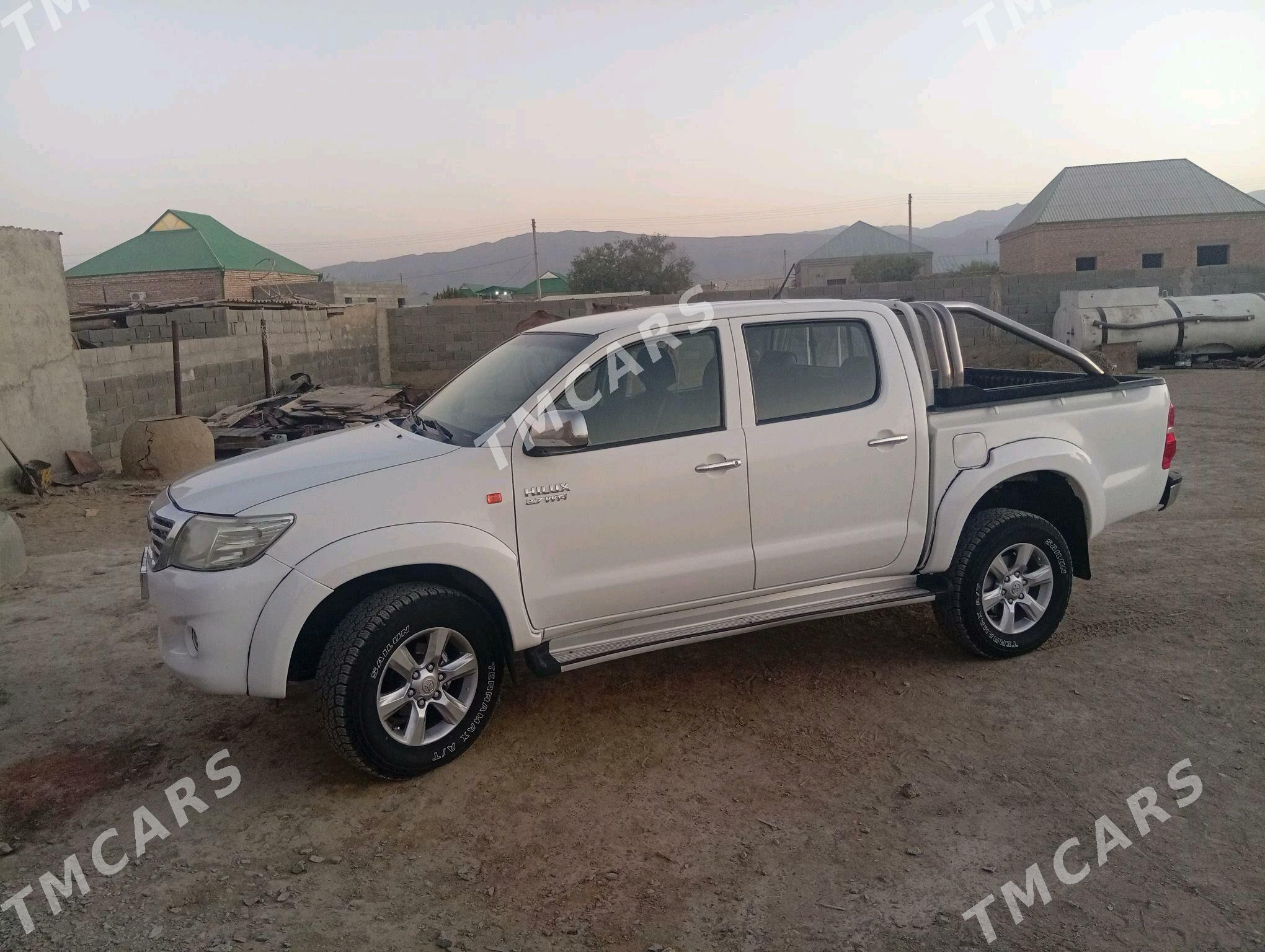 Toyota Hilux 2013 - 300 000 TMT - Бахарден - img 3