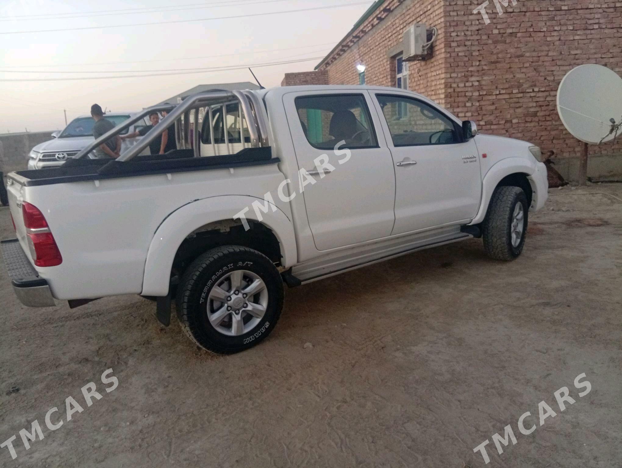 Toyota Hilux 2013 - 300 000 TMT - Бахарден - img 5
