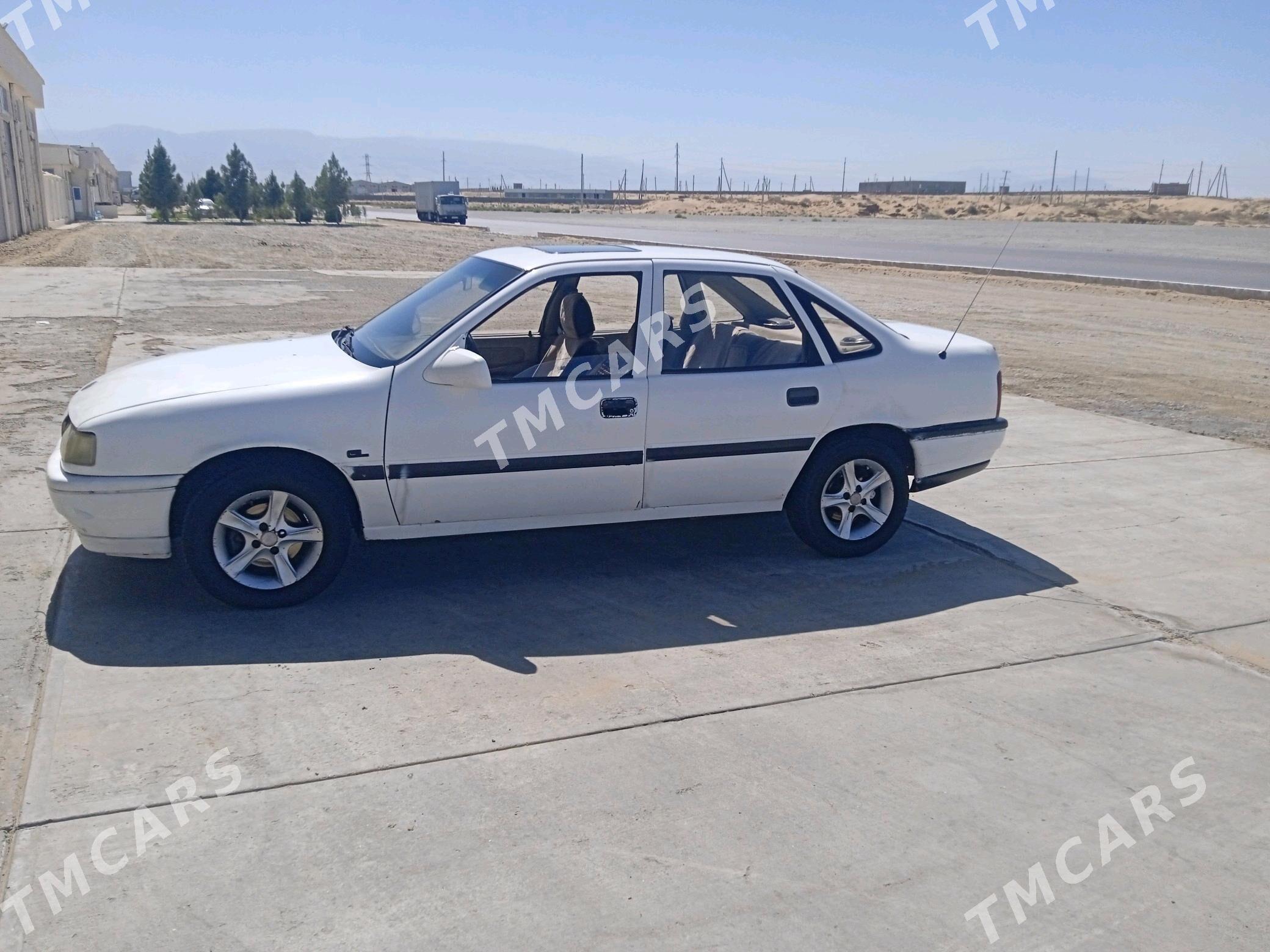 Opel Vectra 1990 - 24 000 TMT - Sarahs - img 3