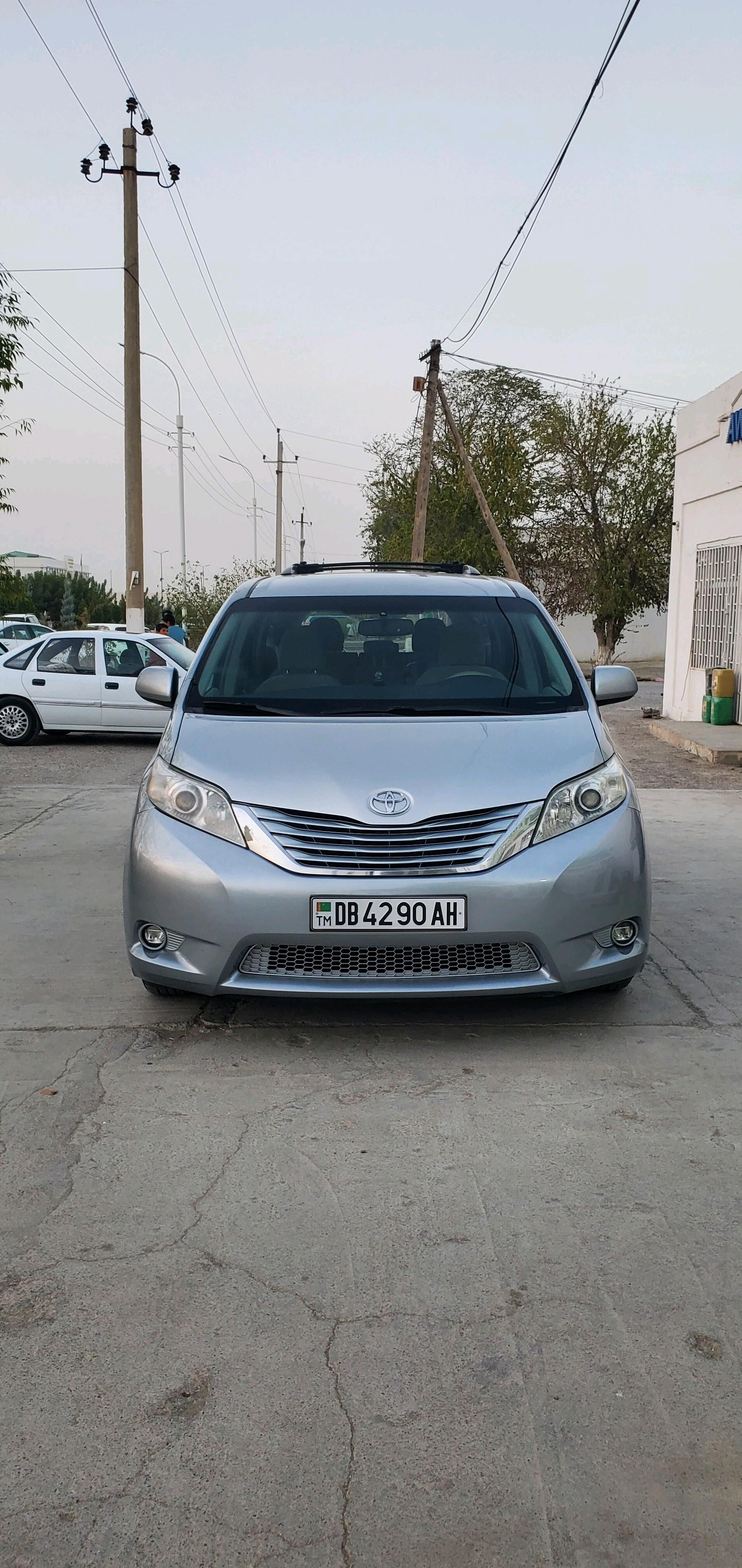 Toyota Sienna 2010 - 285 000 TMT - Bäherden - img 4