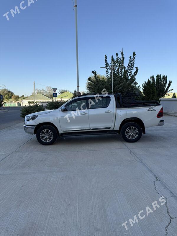 Toyota Hilux 2022 - 647 000 TMT - Ашхабад - img 4