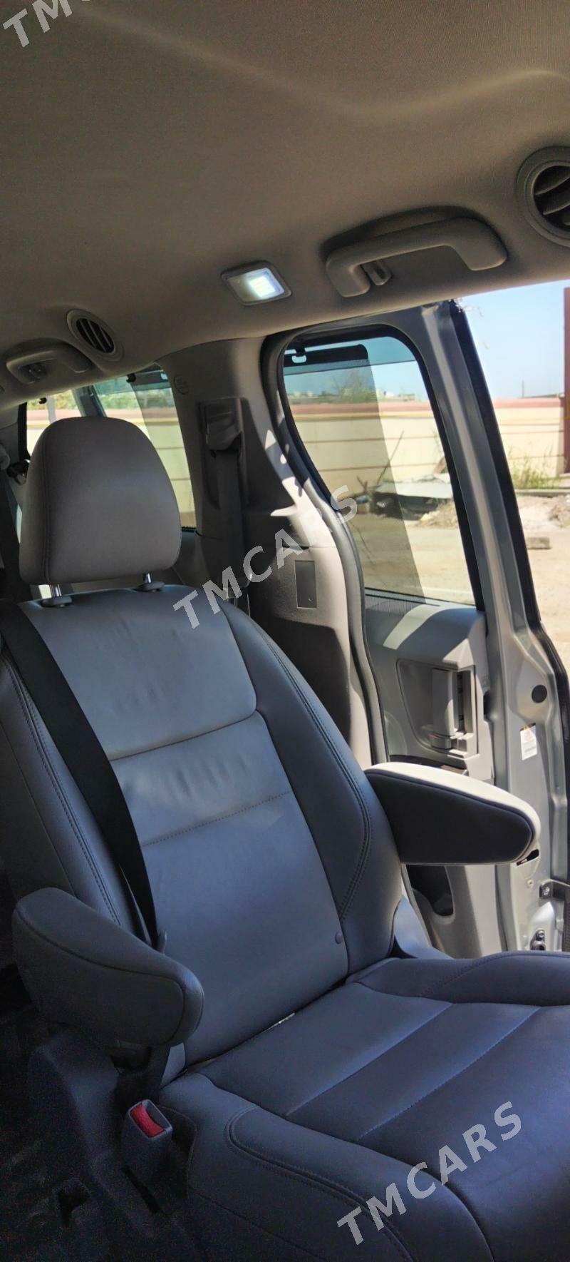 Toyota Sienna 2018 - 370 000 TMT - Туркменабат - img 8
