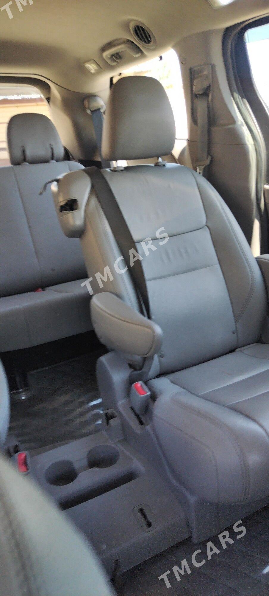 Toyota Sienna 2018 - 370 000 TMT - Туркменабат - img 4