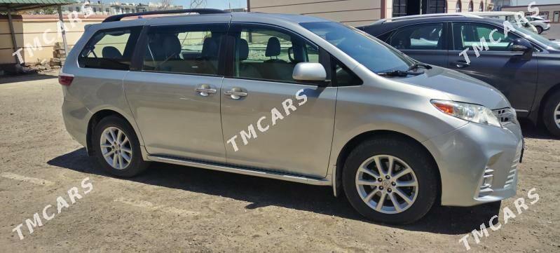Toyota Sienna 2018 - 370 000 TMT - Туркменабат - img 3