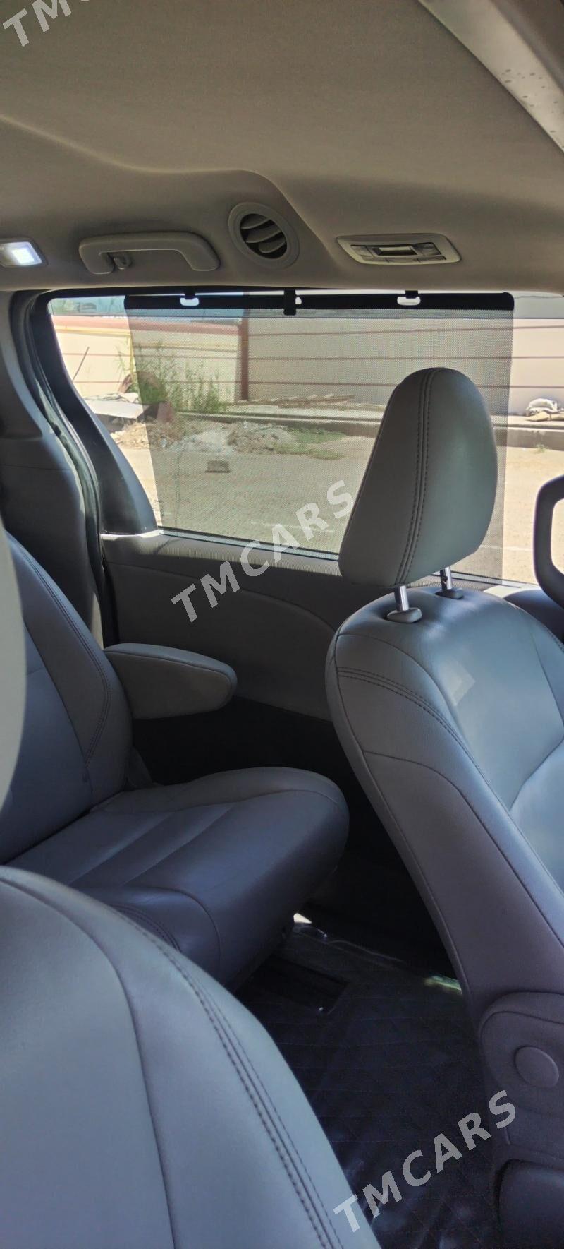 Toyota Sienna 2018 - 370 000 TMT - Туркменабат - img 7