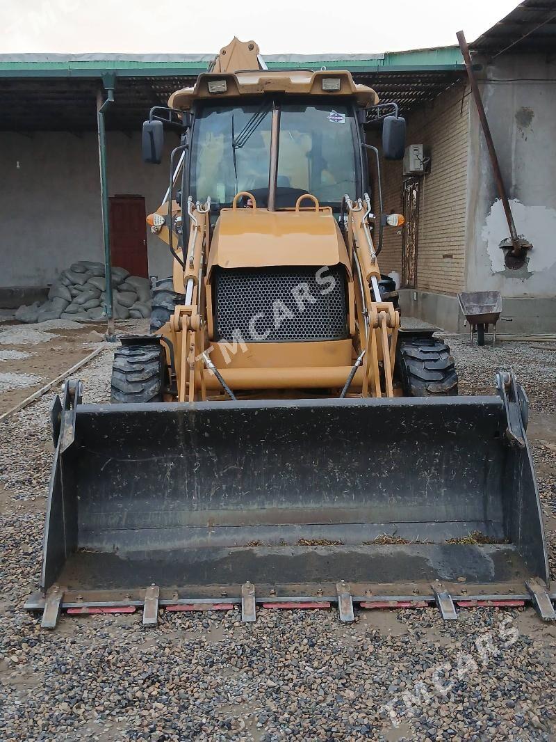 JCB 4CX ECO 2025 - 680 000 TMT - Фарап - img 4