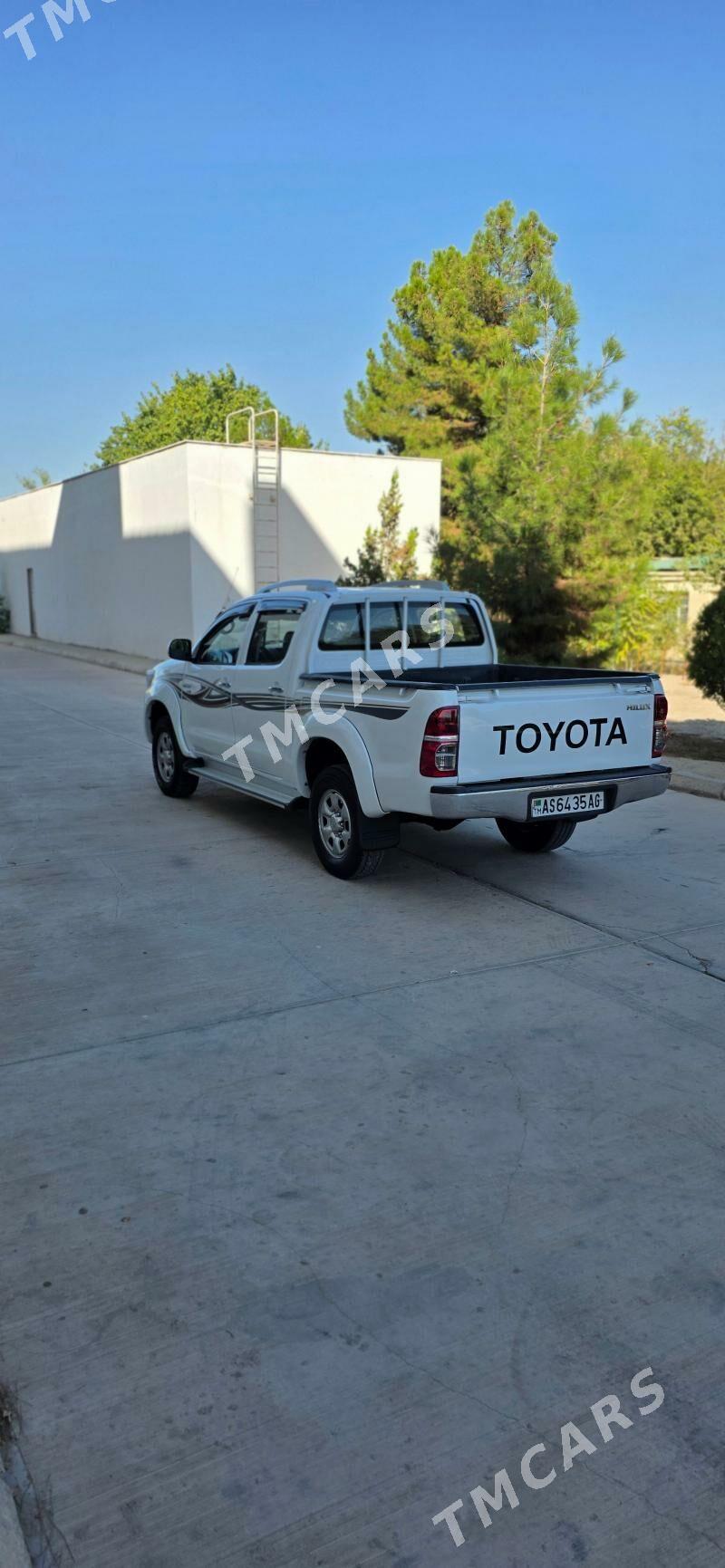 Toyota Hilux 2011 - 205 000 TMT - Бедев - img 5