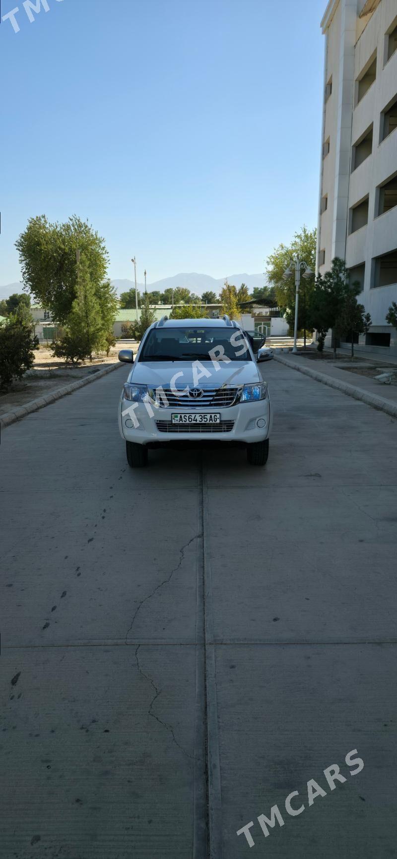 Toyota Hilux 2011 - 205 000 TMT - Бедев - img 4