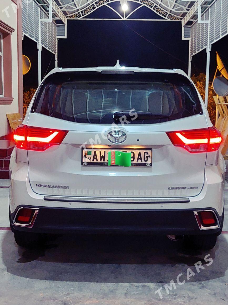 Toyota Highlander 2018 - 670 000 TMT - Бузмеин - img 4