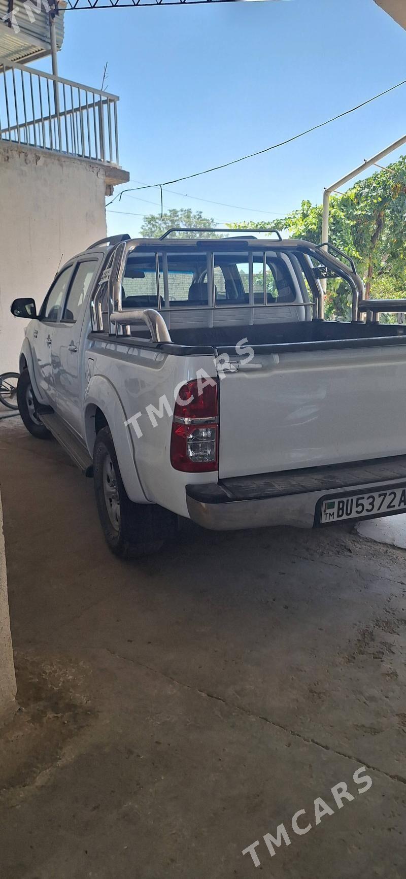 Toyota Hilux 2013 - 300 000 TMT - Кака - img 2