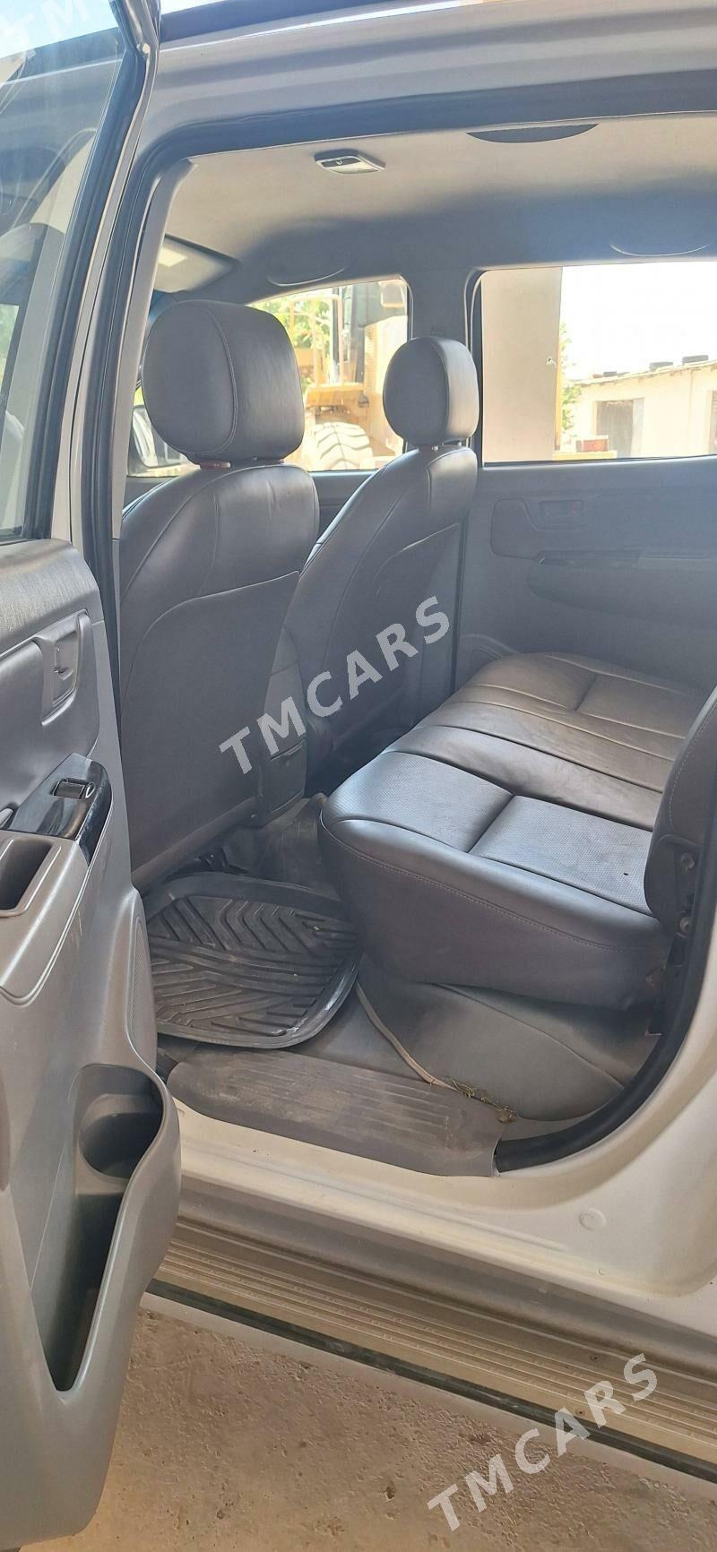 Toyota Hilux 2013 - 300 000 TMT - Кака - img 3
