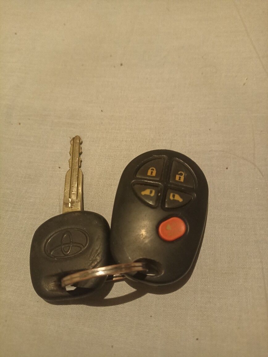 ключи от Toyota Sienna LE 2008 100 TMT - Ашхабад - img 2