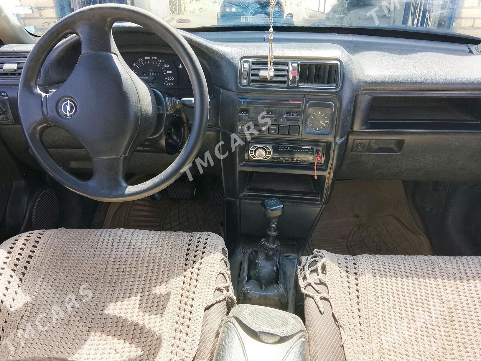 Opel Vectra 1992 - 22 000 TMT - Фарап - img 3