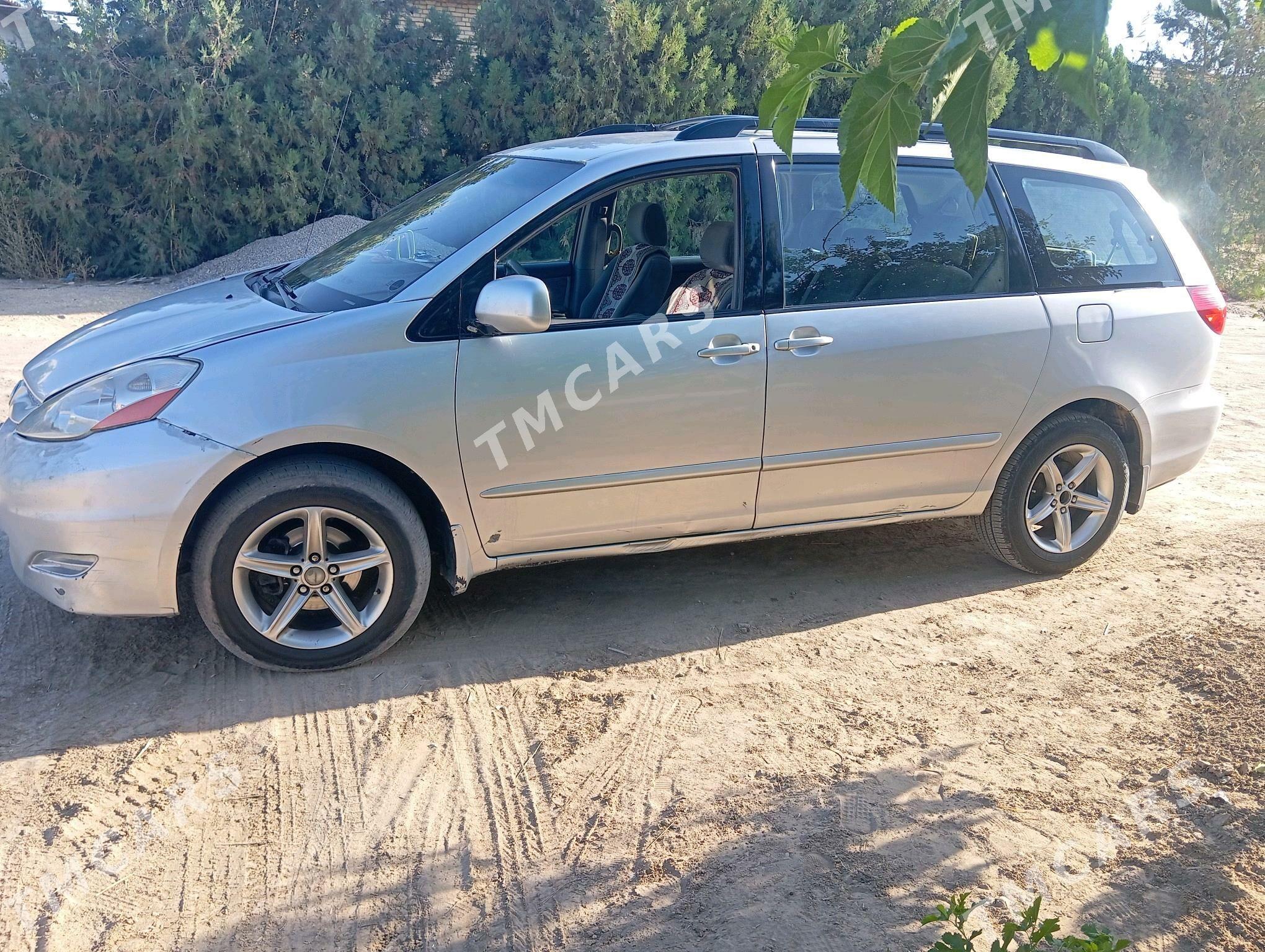 Toyota Sienna 2006 - 220 000 TMT - Фарап - img 4