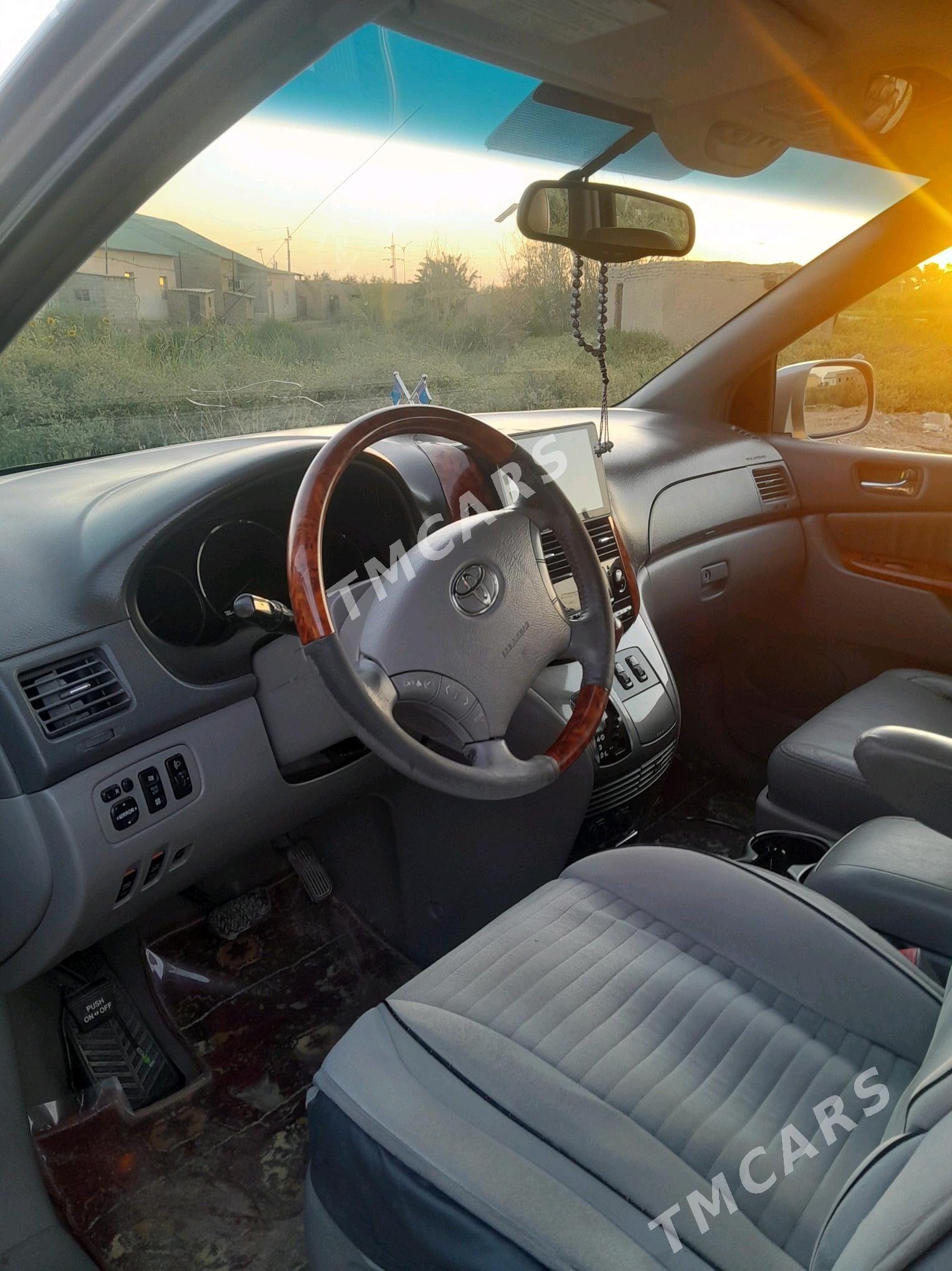 Toyota Sienna 2006 - 280 000 TMT - Кёнеургенч - img 4