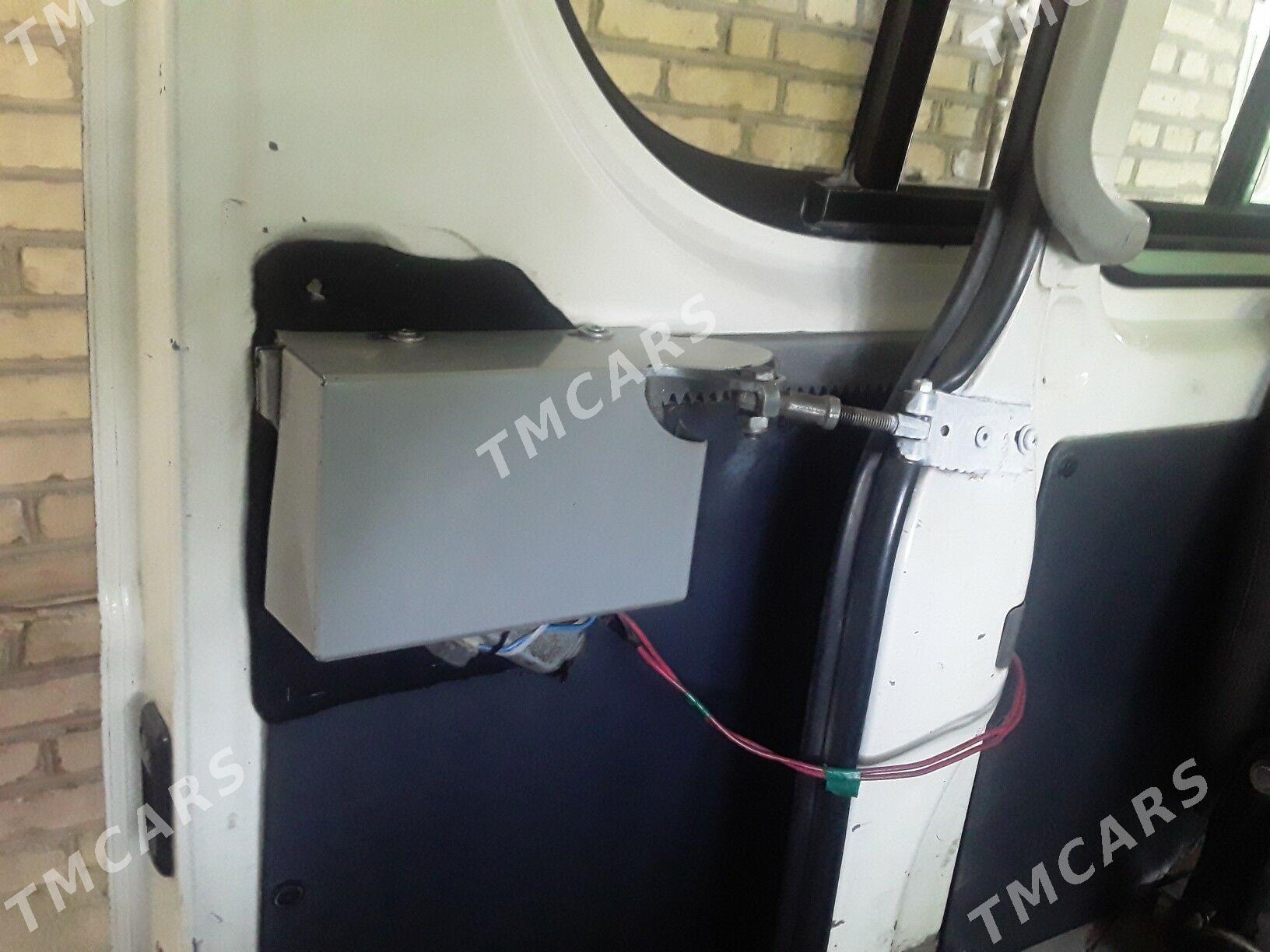 Toyota Hiace 2009 - 300 000 TMT - Saýat - img 3