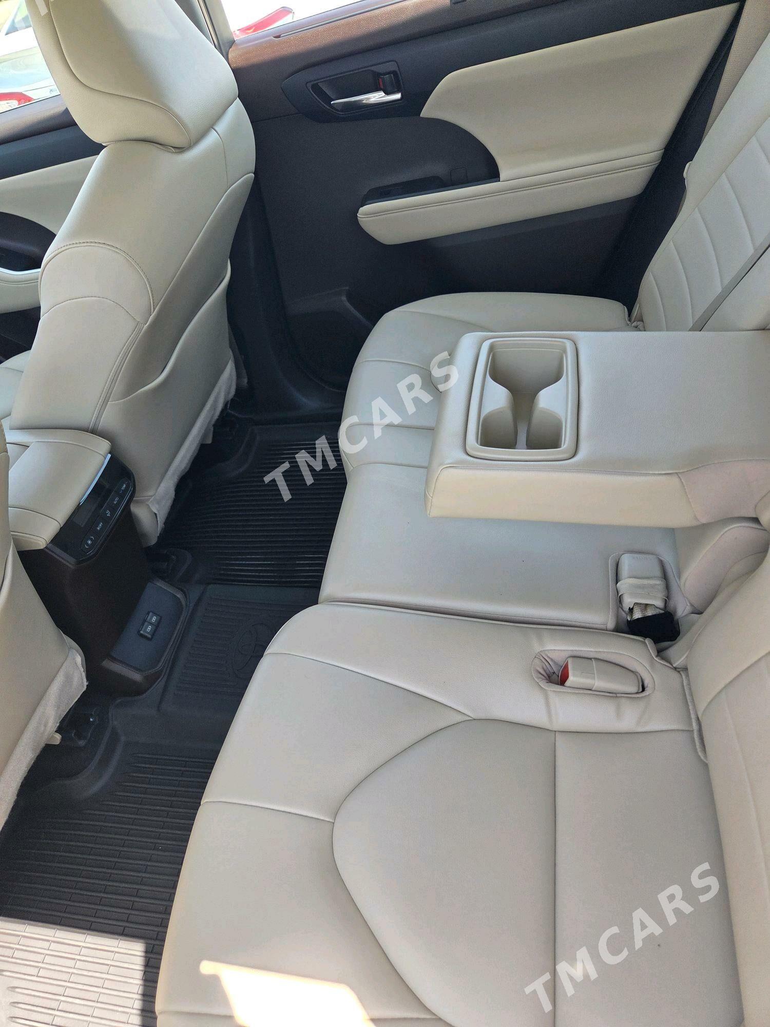 Toyota Highlander 2022 - 689 000 TMT - Кëши - img 3