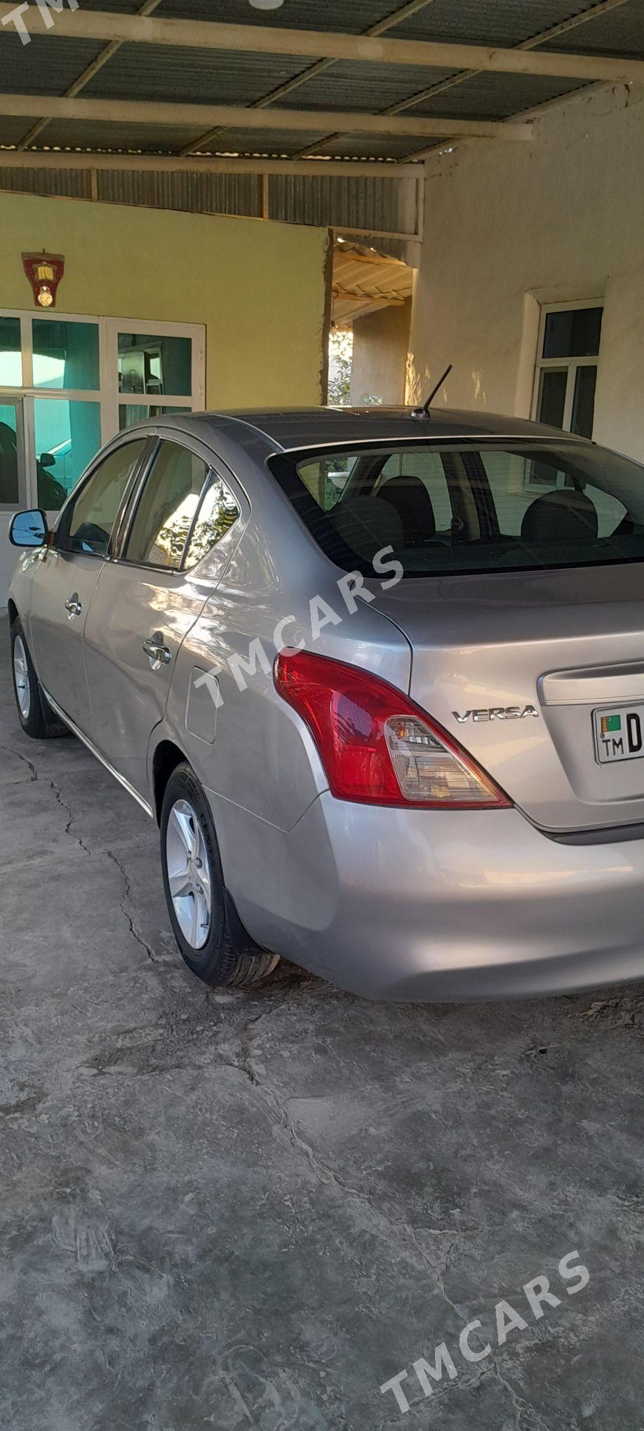 Nissan Versa 2013 - 92 000 TMT - Türkmengala - img 3