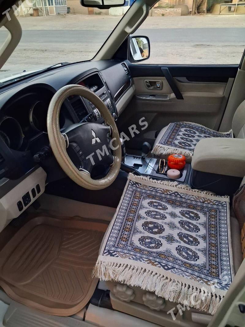Mitsubishi Pajero 2010 - 220 000 TMT - Мары - img 3