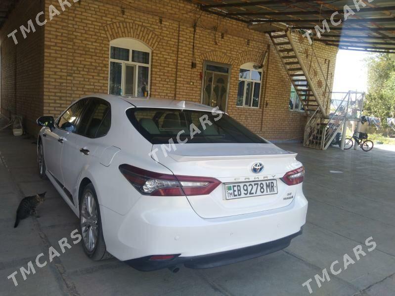 Toyota Camry Hybrid 2022 - 270 000 TMT - Ýolöten - img 5