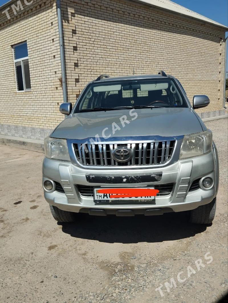 Toyota Hilux 2012 - 320 000 TMT - Мургап - img 4