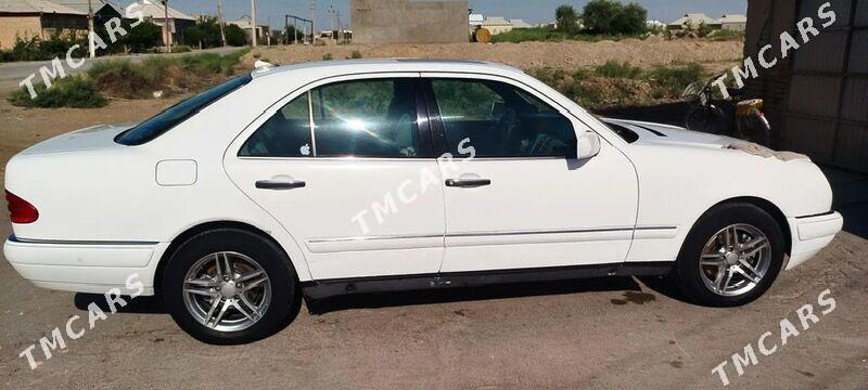 Mercedes-Benz E320 1997 - 65 000 TMT - Мары - img 4