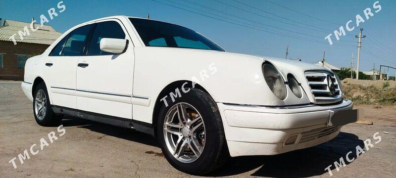 Mercedes-Benz E320 1997 - 65 000 TMT - Мары - img 5