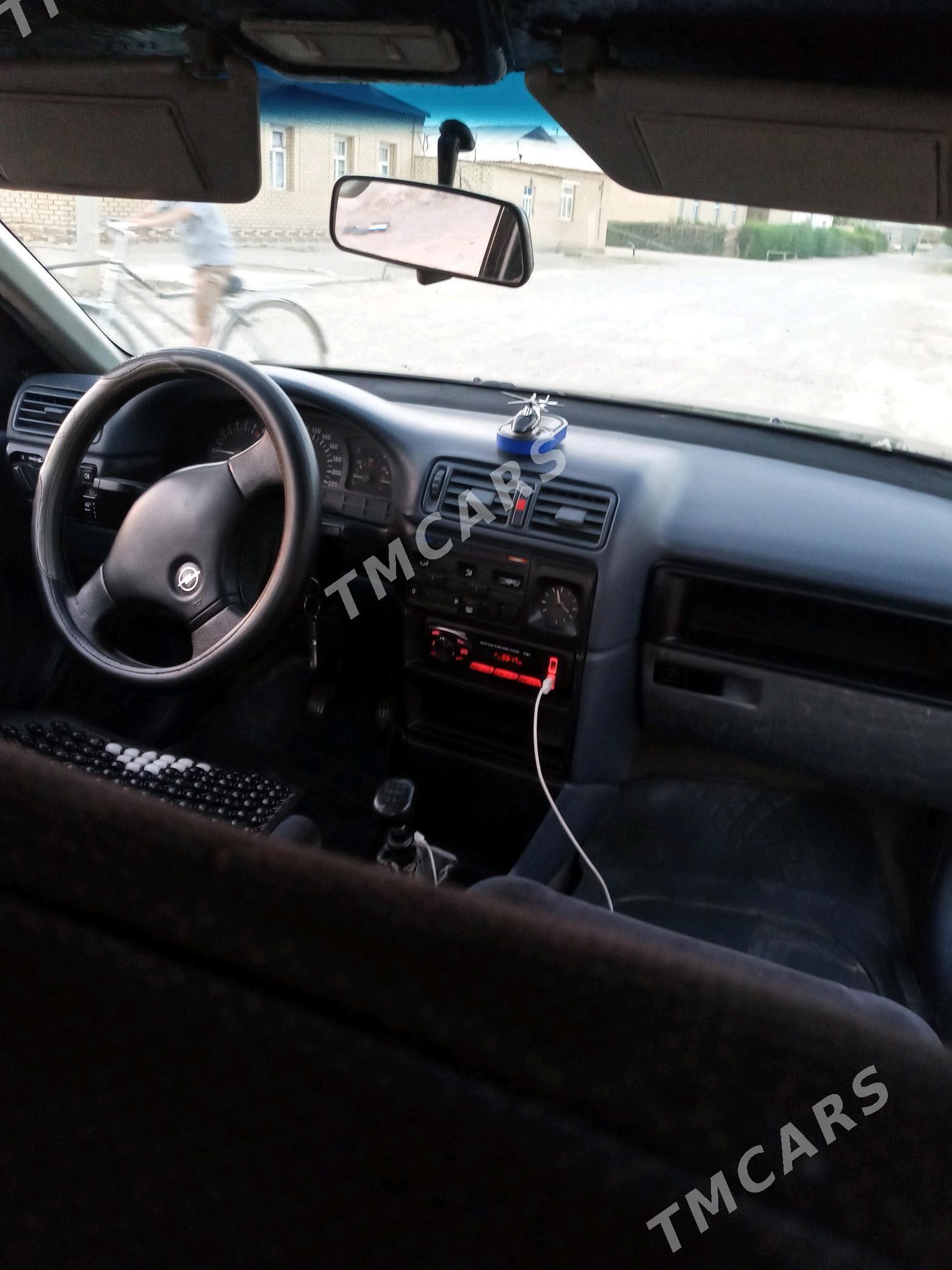 Opel Vectra 1992 - 28 000 TMT - Мургап - img 4