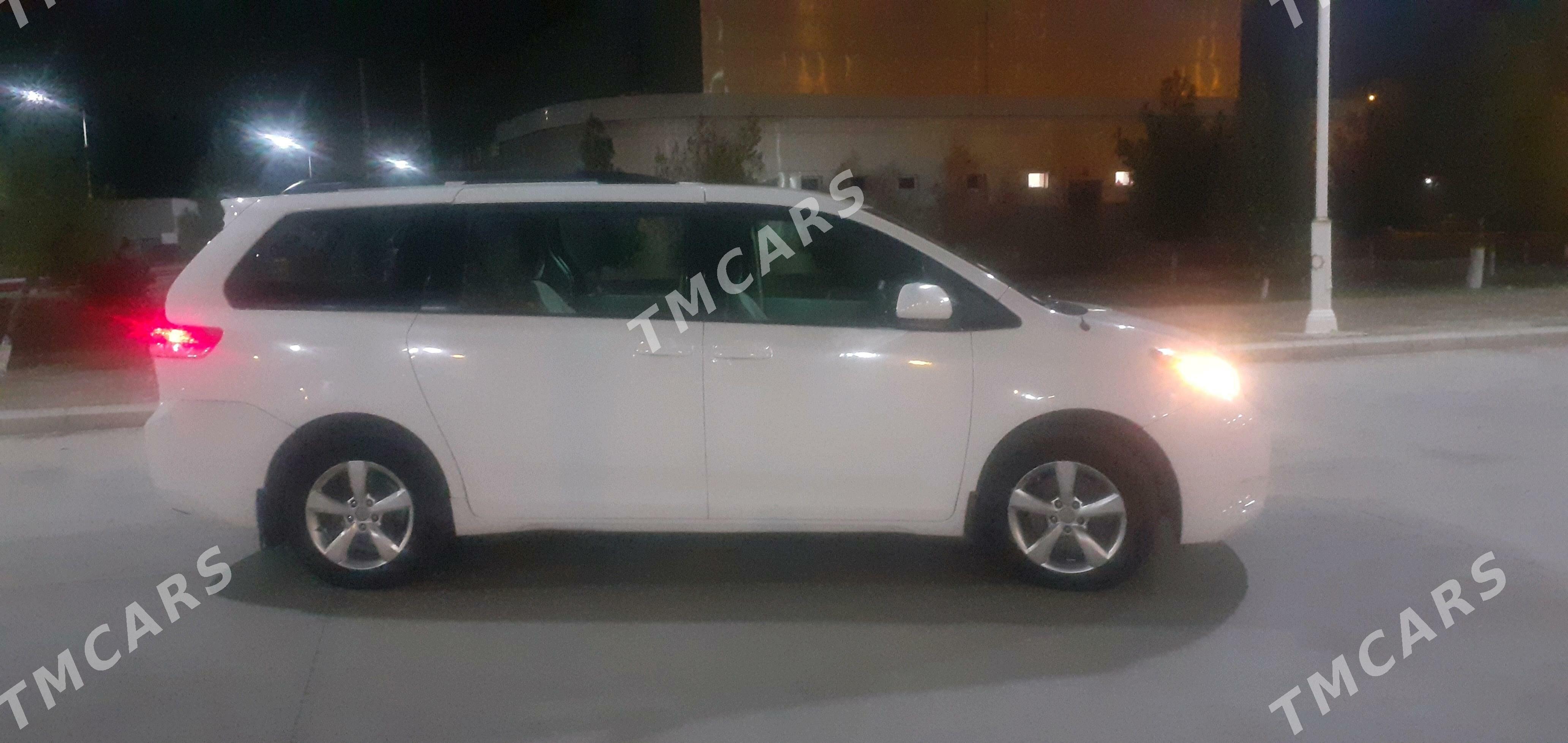 Toyota Sienna 2010 - 310 000 TMT - Мары - img 2