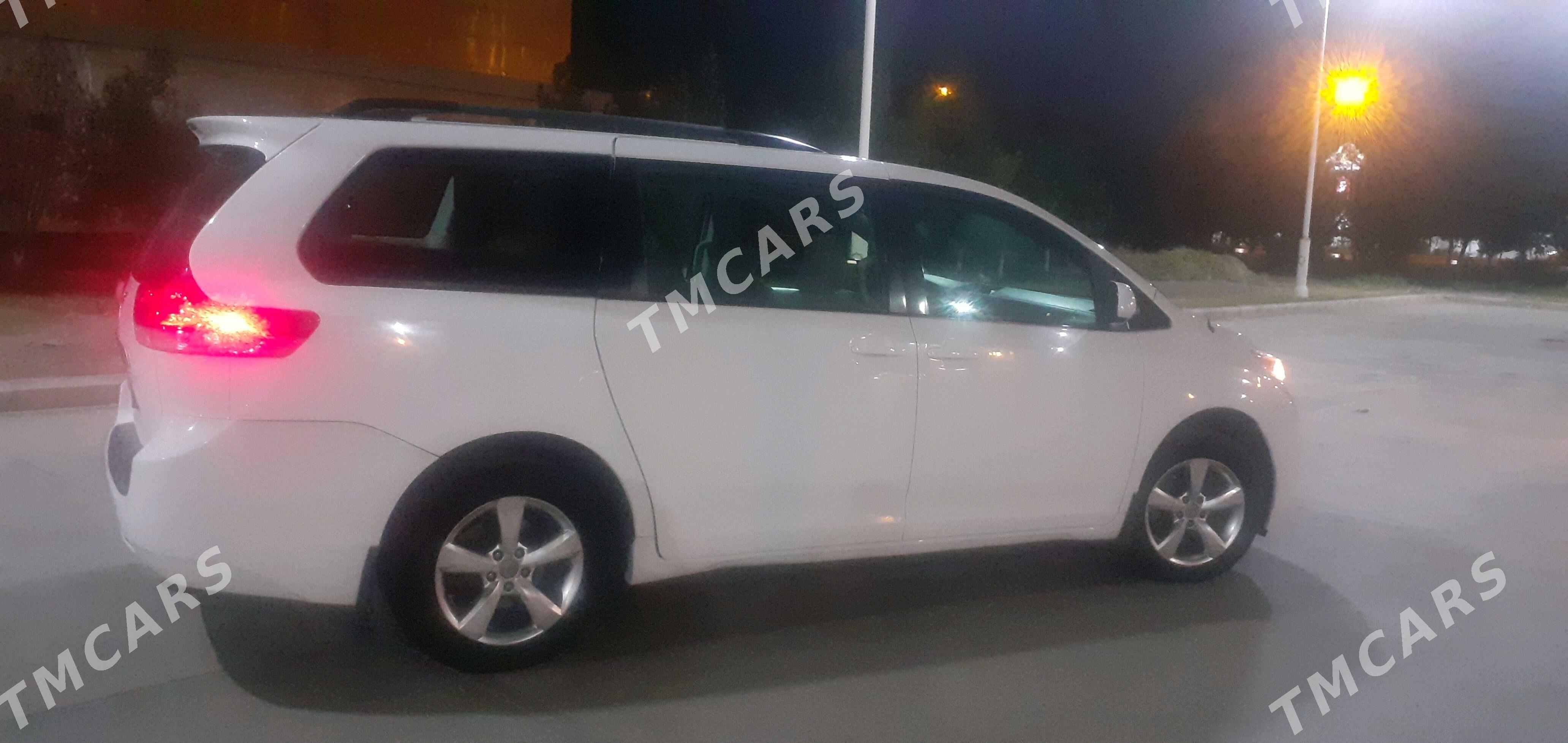 Toyota Sienna 2010 - 310 000 TMT - Мары - img 3