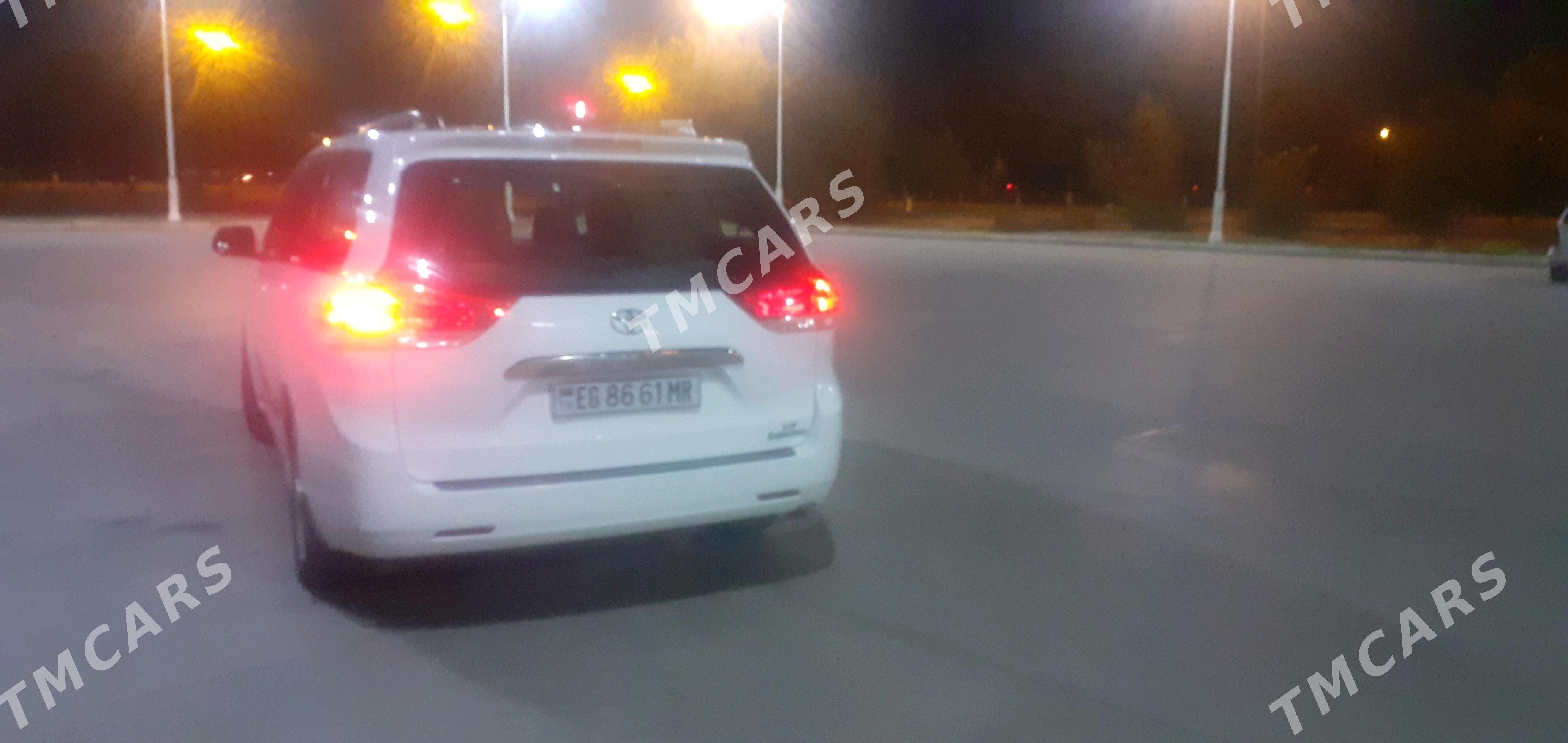 Toyota Sienna 2010 - 310 000 TMT - Мары - img 4