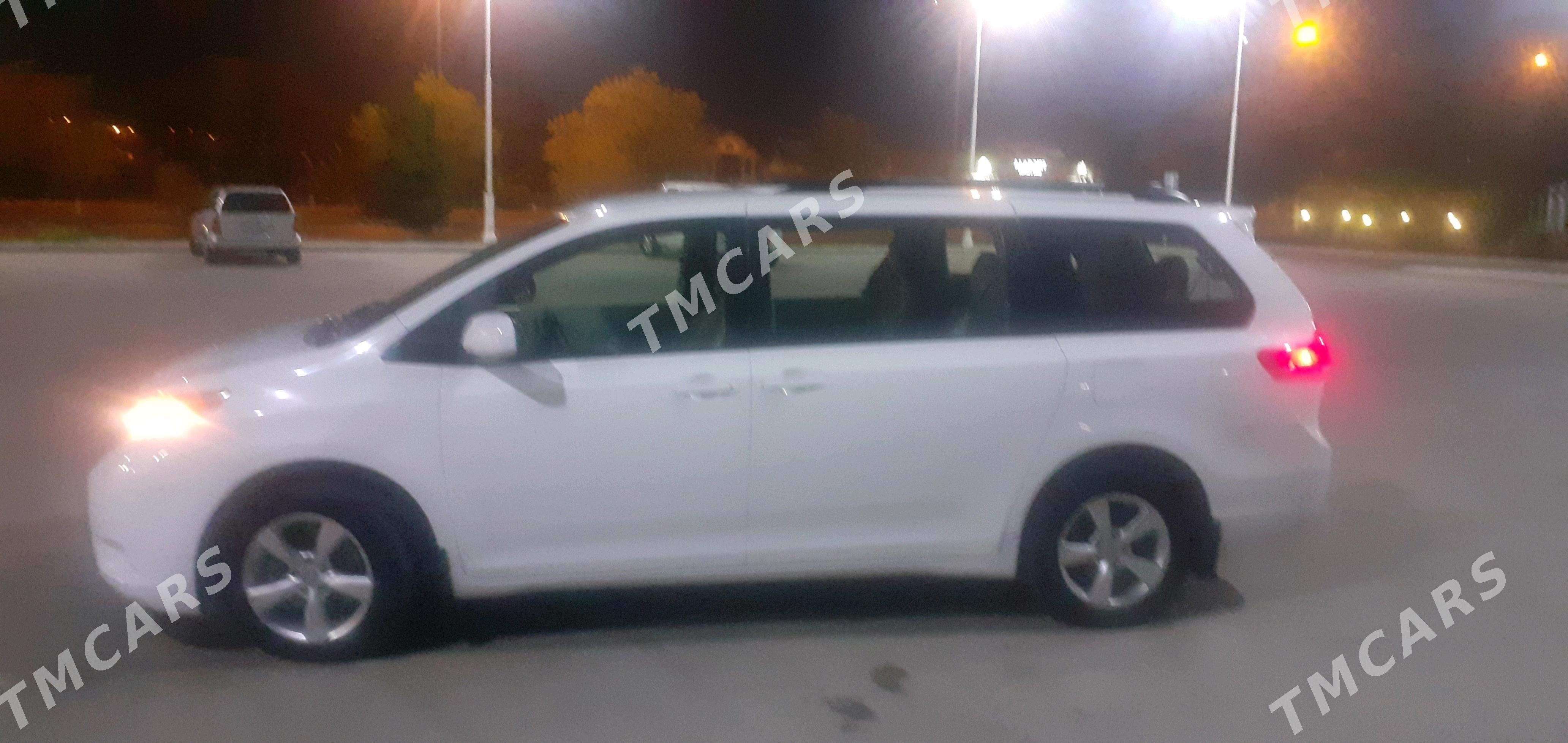 Toyota Sienna 2010 - 310 000 TMT - Мары - img 5