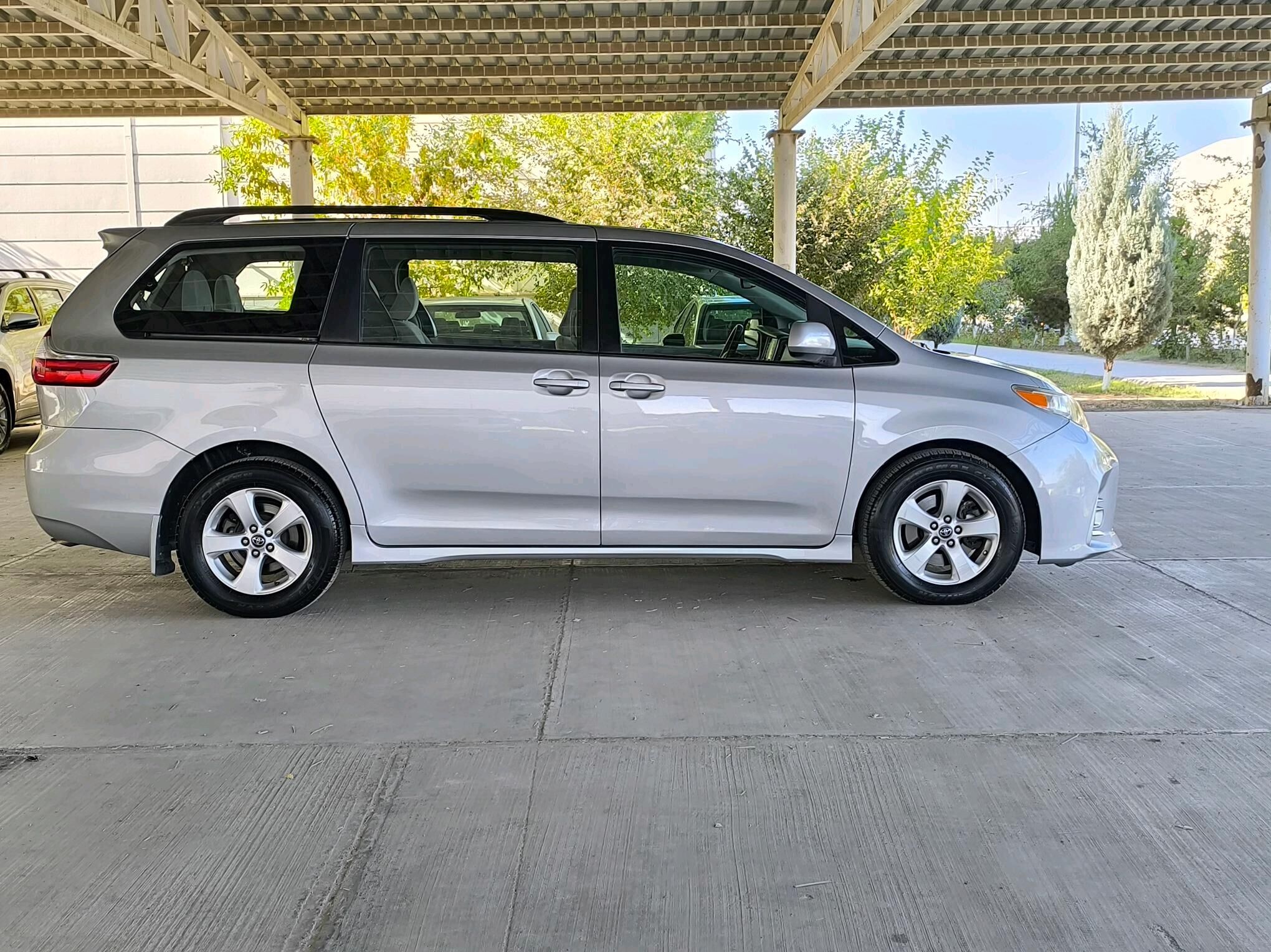 Toyota Sienna 2019 - 375 000 TMT - Туркменабат - img 4