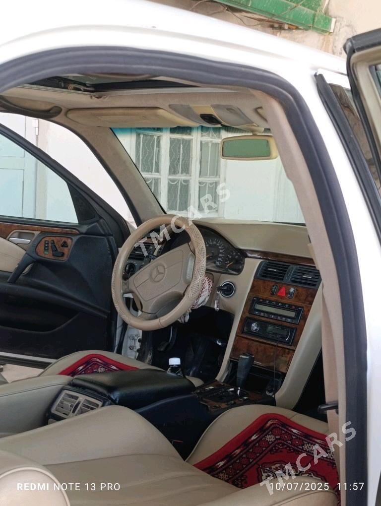 Mercedes-Benz E320 1998 - 90 000 TMT - Кака - img 3